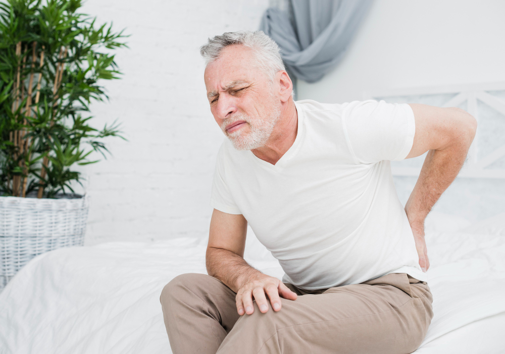 adulto mayor con dolor en espalda baja