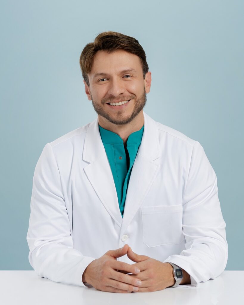 Urólogo Alejandro Gaviria con bata blanca