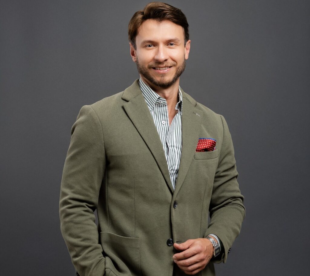 Urólogo Alejandro Gaviria con traje
